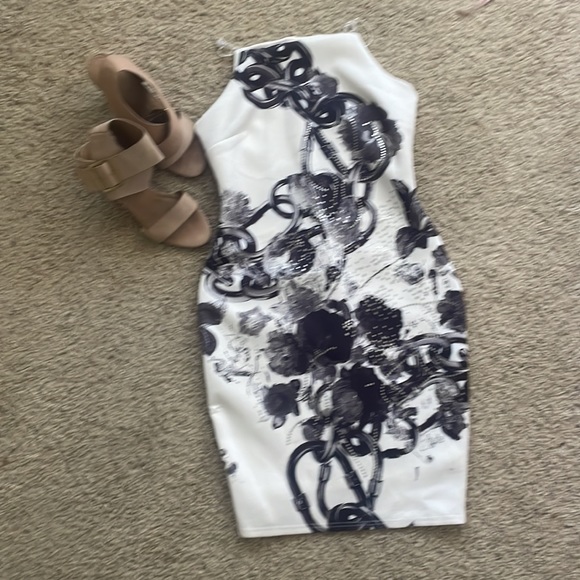 Chic Monochrome Floral Mini Dress - Picture 6 of 12